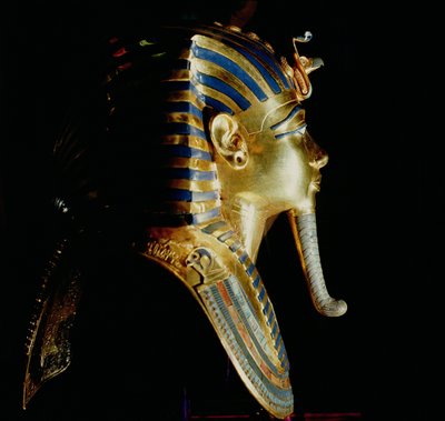 Goldmaske von Tutanchamun, aus dem Grab von Tutanchamun, (ca. 1370-1352 v. Chr.) Neues Reich (Gold mit Lapislazuli eingelegt) von Egyptian 18th Dynasty